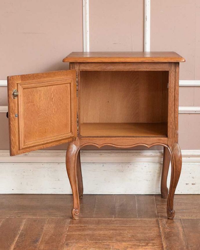 アンティークのキャビネット　アンティーク家具　コンパクトでエレガントなフランスアンティーク家具、装飾が美しいナイトテーブル。扉を開けて中を見ると･･･扉の中は職人が修復して、こんな感じにキレイに仕上げました。(j-2110-f)