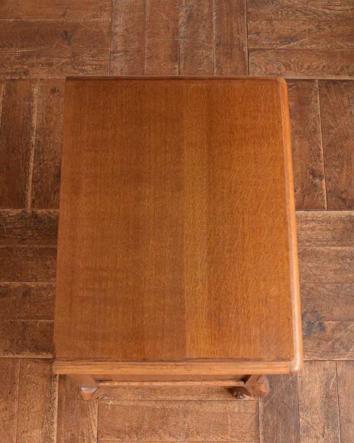 アンティークのキャビネット　アンティーク家具　コンパクトでエレガントなフランスアンティーク家具、装飾が美しいナイトテーブル。何を置いて楽しもうかな･･･修復する際、天板もこんな感じでキレイに仕上げました。(j-2110-f)