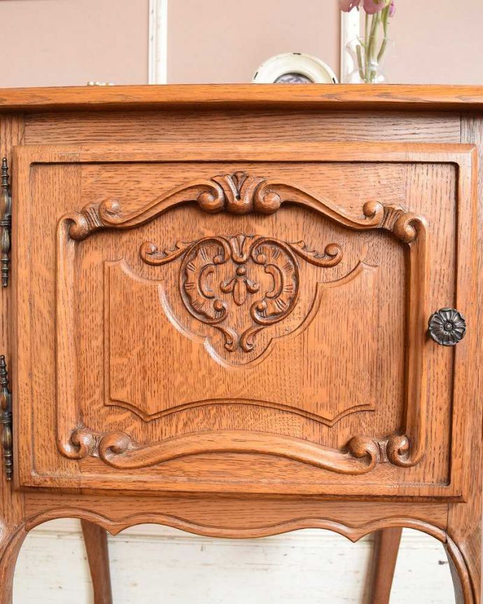 アンティークのキャビネット　アンティーク家具　コンパクトでエレガントなフランスアンティーク家具、装飾が美しいナイトテーブル。美しい彫にうっとり…フランスらしいデザイン彫りが描かれた扉。(j-2110-f)