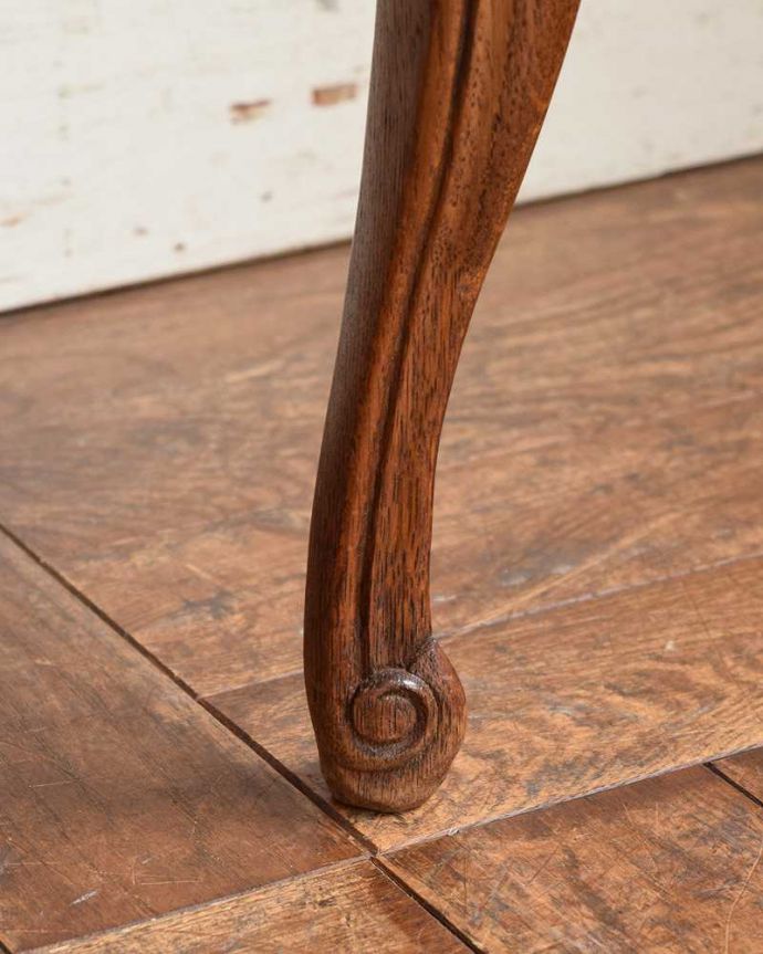 アンティークのキャビネット　アンティーク家具　コンパクトでエレガントなフランスアンティーク家具、装飾が美しいナイトテーブル。女性1人でラクラク運べちゃう仕掛けHandleのアンティークは、脚の裏にフェルトキーパーをお付けしています。(j-2110-f)