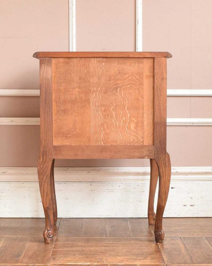 アンティークのキャビネット　アンティーク家具　コンパクトでエレガントなフランスアンティーク家具、装飾が美しいナイトテーブル。後ろ姿も見て下さい。(j-2110-f)