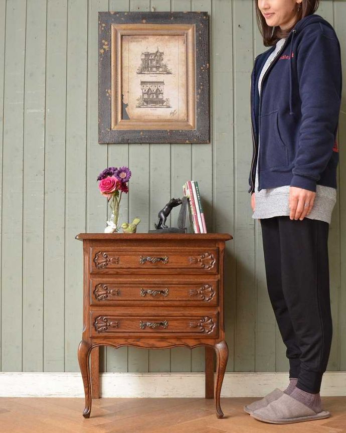 アンティークのチェスト　アンティーク家具　南仏スタイルのアンティーク家具、美しい猫脚のスモールチェスト。フランスらしい優雅なアンティークのチェスト脚の美しい曲線美は、さすがフランスのアンティーク。(j-2111-f)