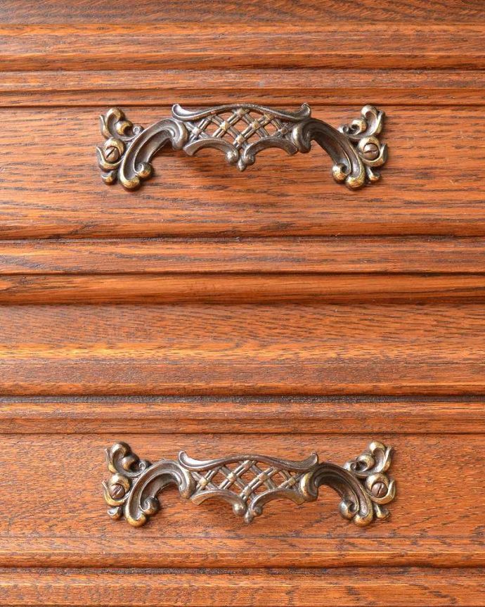 アンティークのチェスト　アンティーク家具　南仏スタイルのアンティーク家具、美しい猫脚のスモールチェスト。開ける度にワクワクする取っ手優雅なデザインの取っ手。(j-2111-f)