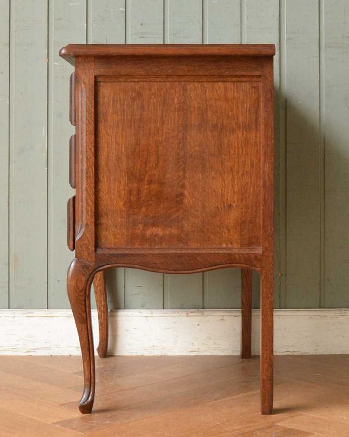 アンティークのチェスト　アンティーク家具　南仏スタイルのアンティーク家具、美しい猫脚のスモールチェスト。横から見てもステキもちろん、横顔からもフランスらしい美しさが漂っています。(j-2111-f)