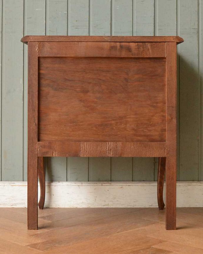 アンティークのチェスト　アンティーク家具　南仏スタイルのアンティーク家具、美しい猫脚のスモールチェスト。後ろ姿にも気を使ってます。(j-2111-f)