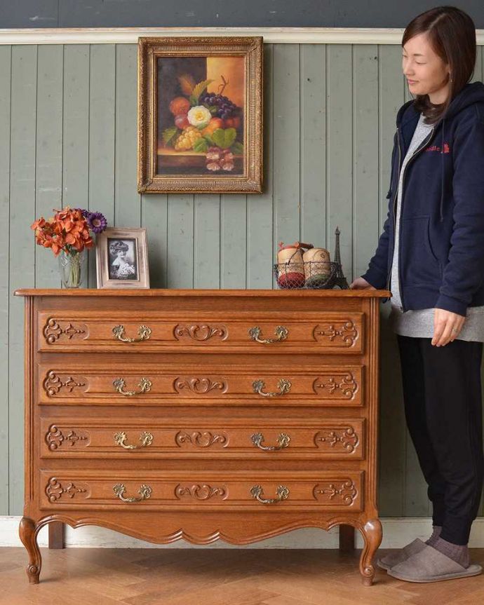 アンティークのチェスト　アンティーク家具　南フランスの優雅なアンティーク家具、幅広の４段チェスト。美しい曲線美がフランスらしいんです。(j-2112-f)