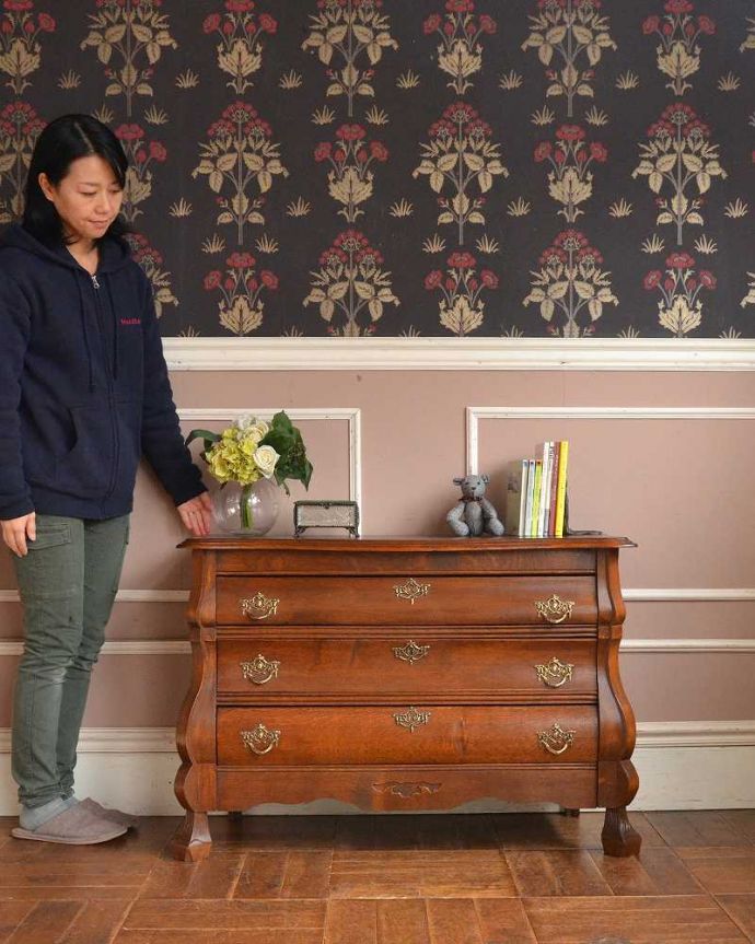 アンティークのチェスト　アンティーク家具　フランスからやってきたアンティーク家具、ワイドタイプの3段チェスト（コモード）。美しい曲線美がフランスらしいんです。(j-2113-f)