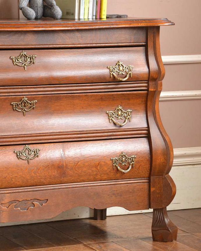 アンティークのチェスト　アンティーク家具　フランスからやってきたアンティーク家具、ワイドタイプの3段チェスト（コモード）。「見せる収納」だから、置く場所を選びません！チェストと言ってもデザインがステキだから、収納だけじゃなくて見ても楽しめる具なんです。(j-2113-f)