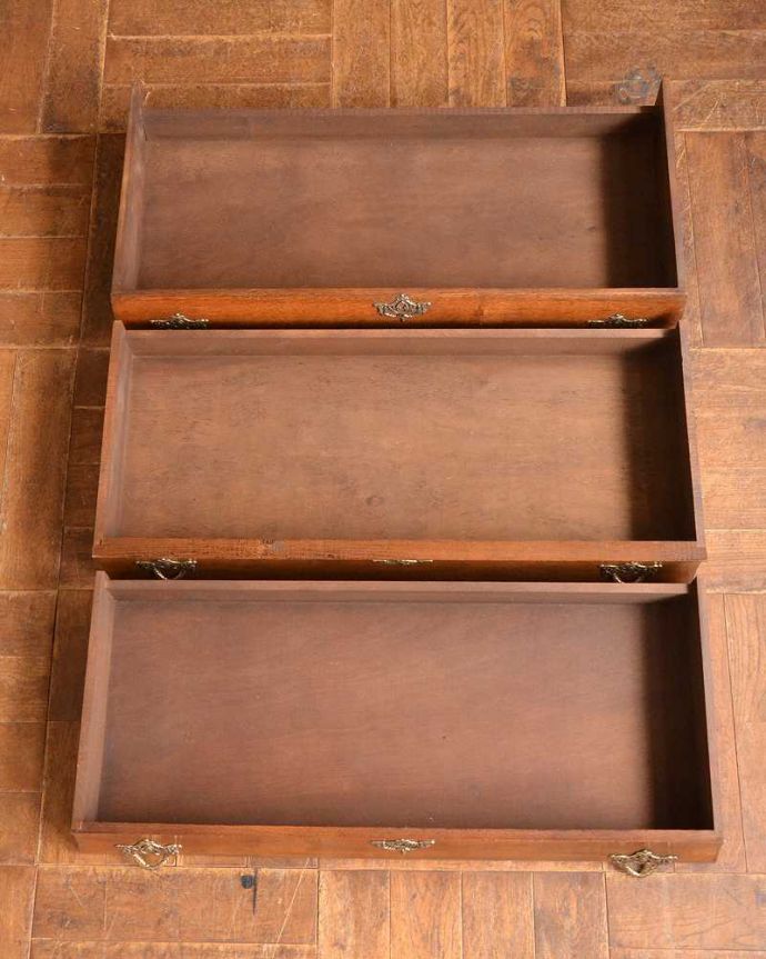 アンティークのチェスト　アンティーク家具　フランスからやってきたアンティーク家具、ワイドタイプの3段チェスト（コモード）。キレイに修復したので、何を入れてもOKです。(j-2113-f)