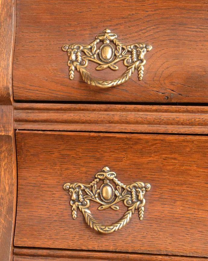 アンティークのチェスト　アンティーク家具　フランスからやってきたアンティーク家具、ワイドタイプの3段チェスト（コモード）。開ける度にワクワクする取っ手フランスらしい優雅なデザインは取っ手にも。(j-2113-f)