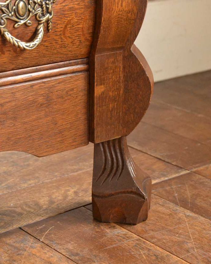 アンティークのチェスト　アンティーク家具　フランスからやってきたアンティーク家具、ワイドタイプの3段チェスト（コモード）。女性1人でラクラク運べちゃう仕掛けHandleのアンティークは、脚の裏にフェルトキーパーをお付けしています。(j-2113-f)