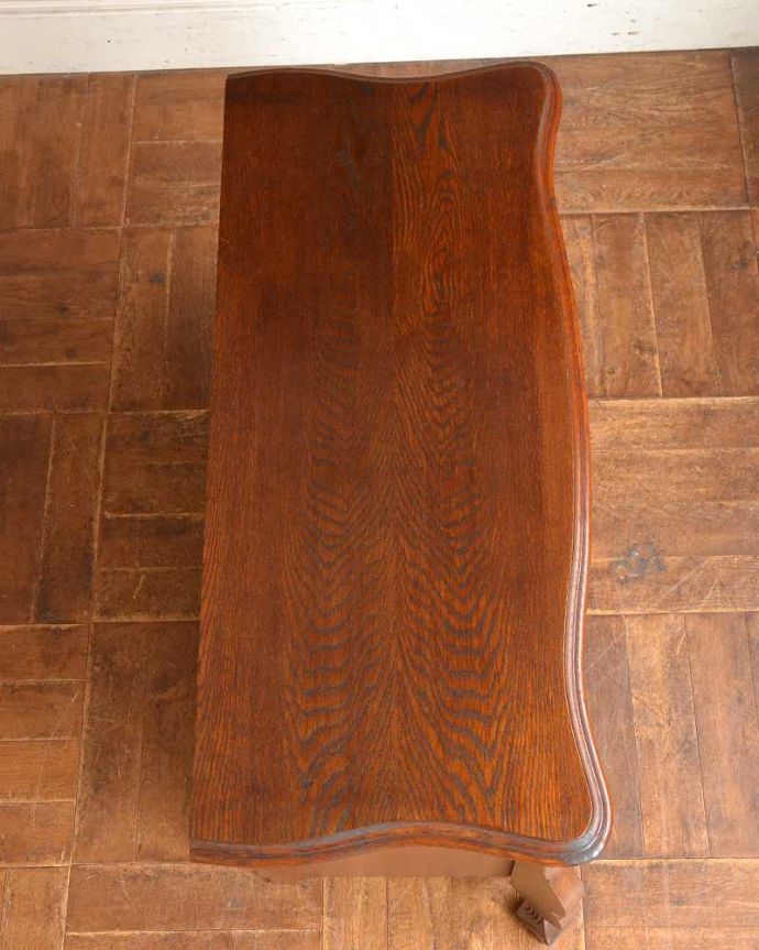 アンティークのチェスト　アンティーク家具　フランスからやってきたアンティーク家具、ワイドタイプの3段チェスト（コモード）。何を置こうかな･･･？上から見ると、天板はこんな感じで塗装もキレイに仕上げました。(j-2113-f)