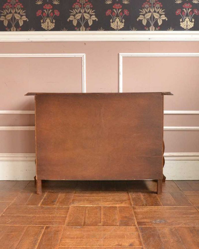 アンティークのチェスト　アンティーク家具　フランスからやってきたアンティーク家具、ワイドタイプの3段チェスト（コモード）。修復したので後姿もキレイですアンティークは新品ではないので、もちろん経年変化によるキズはありますが、専門の職人がキレイに修復したので、後ろ姿もキレイです。(j-2113-f)