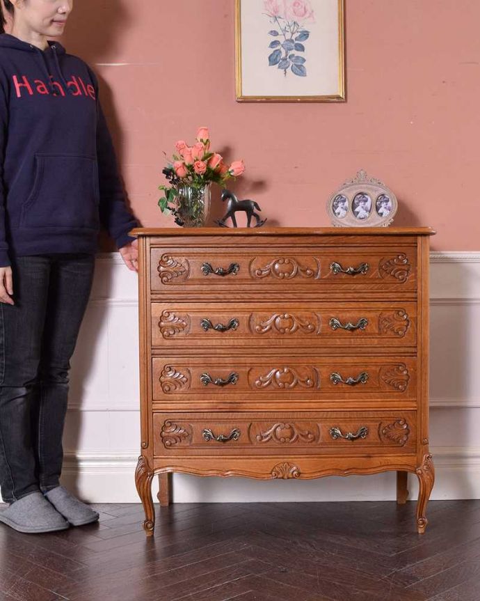 アンティークのチェスト　アンティーク家具　フレンチスタイルの優雅なアンティーク家具、４段チェスト。美しい曲線美がフランスらしいんです。(j-2114-f)