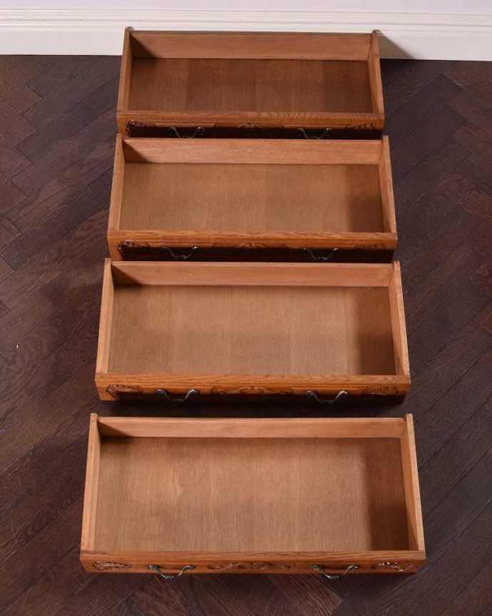 アンティークのチェスト　アンティーク家具　フレンチスタイルの優雅なアンティーク家具、４段チェスト。キレイに修復したので、何を入れてもOKです。(j-2114-f)