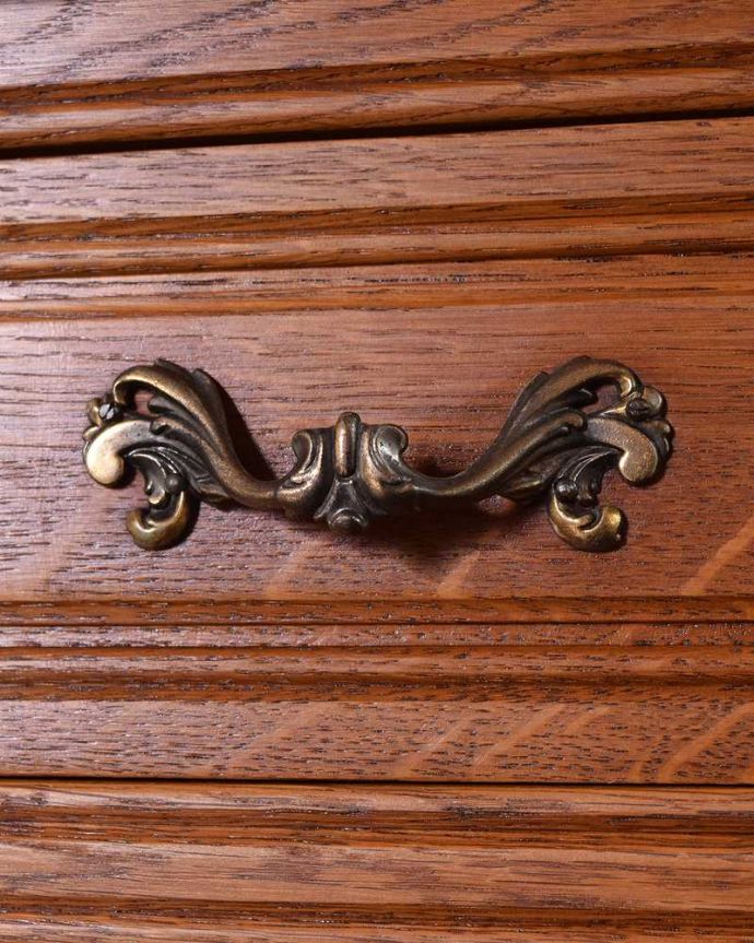 アンティークのチェスト　アンティーク家具　フレンチスタイルの優雅なアンティーク家具、４段チェスト。開ける度にワクワクする取っ手フランスらしい優雅なデザインは取っ手にも。(j-2114-f)