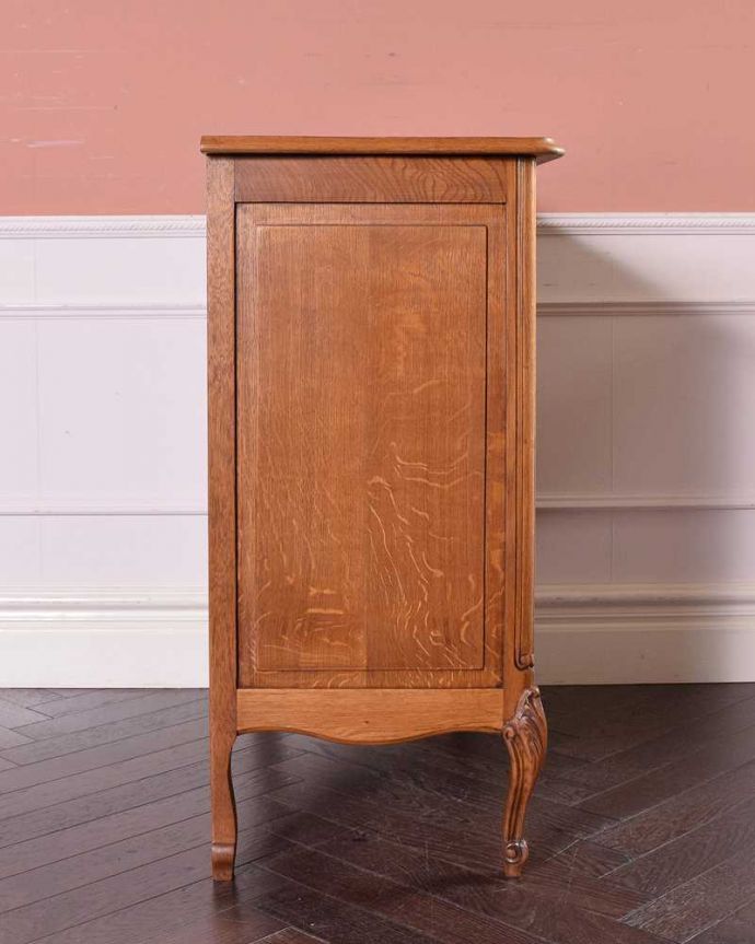 アンティークのチェスト　アンティーク家具　フレンチスタイルの優雅なアンティーク家具、４段チェスト。横から見てもステキ横から見るとこんな感じ。(j-2114-f)