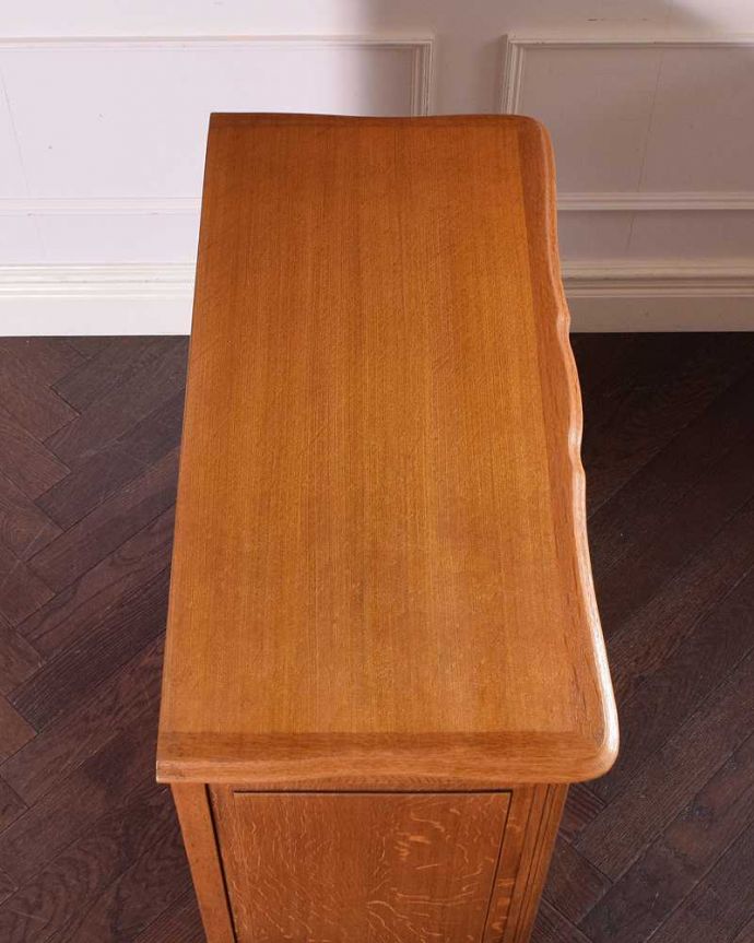 アンティークのチェスト　アンティーク家具　フレンチスタイルの優雅なアンティーク家具、４段チェスト。何を置こうかな･･･？上から見ると、天板はこんな感じで塗装もキレイに仕上げました。(j-2114-f)