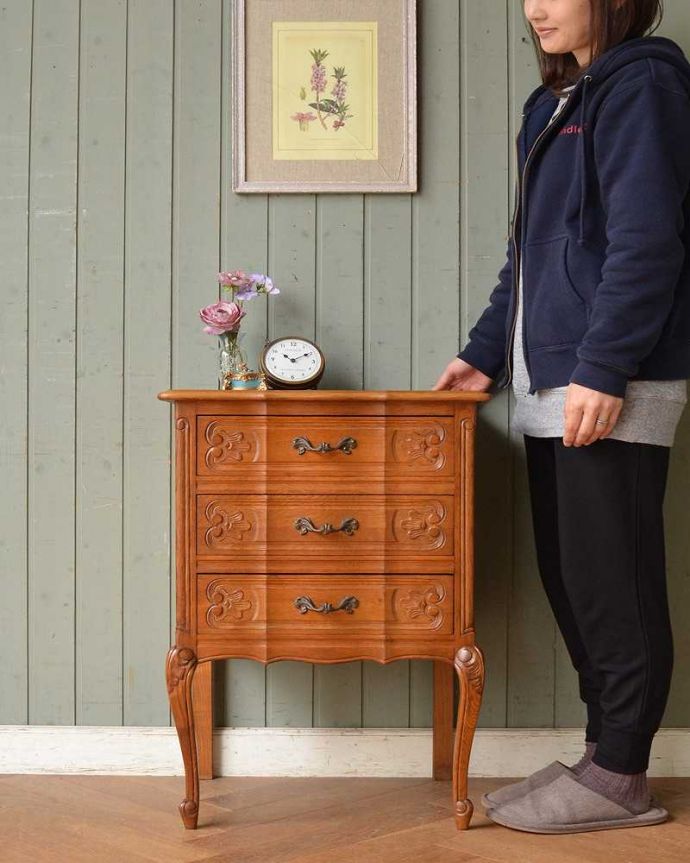 アンティークのチェスト　アンティーク家具　フランスのエレガントなアンティーク家具、気軽に使える小ぶりな3段チェスト。フランスらしい優雅なアンティークのチェスト脚の美しい曲線美は、さすがフランスのアンティーク。(j-2115-f)