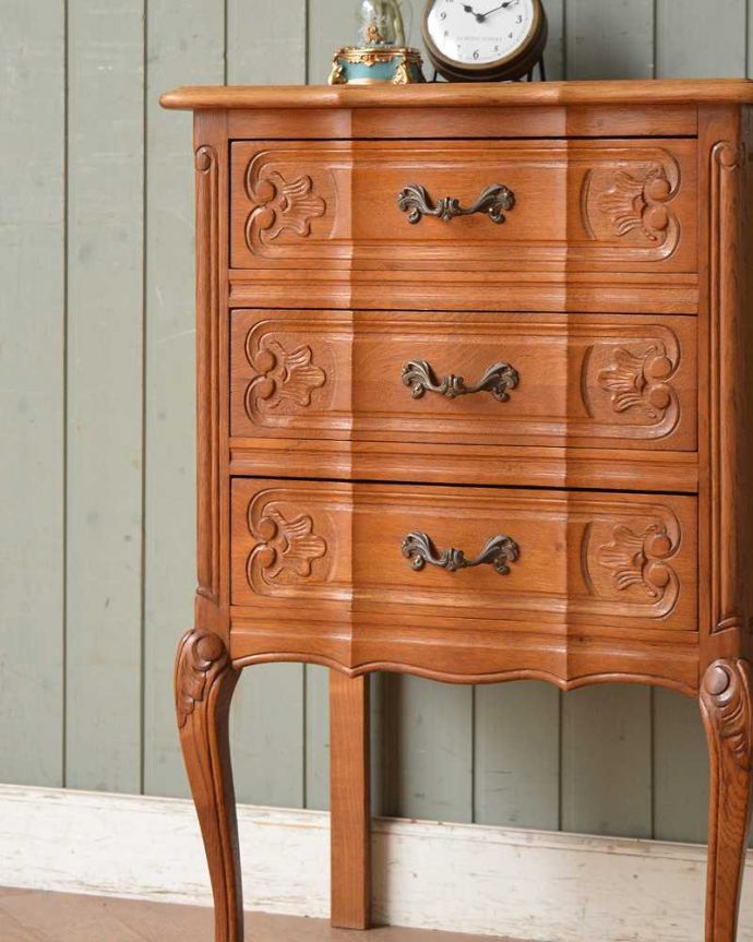 アンティークのチェスト　アンティーク家具　フランスのエレガントなアンティーク家具、気軽に使える小ぶりな3段チェスト。自慢したくなる美しさやっぱりフランスのチェストは美しい見た目が魅力。(j-2115-f)