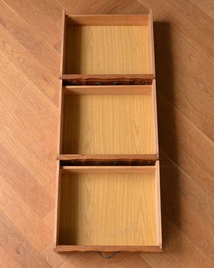 アンティークのチェスト　アンティーク家具　フランスのエレガントなアンティーク家具、気軽に使える小ぶりな3段チェスト。引き出しの中もキレイですもちろん引き出しの中も職人がキレイ仕上げました。(j-2115-f)