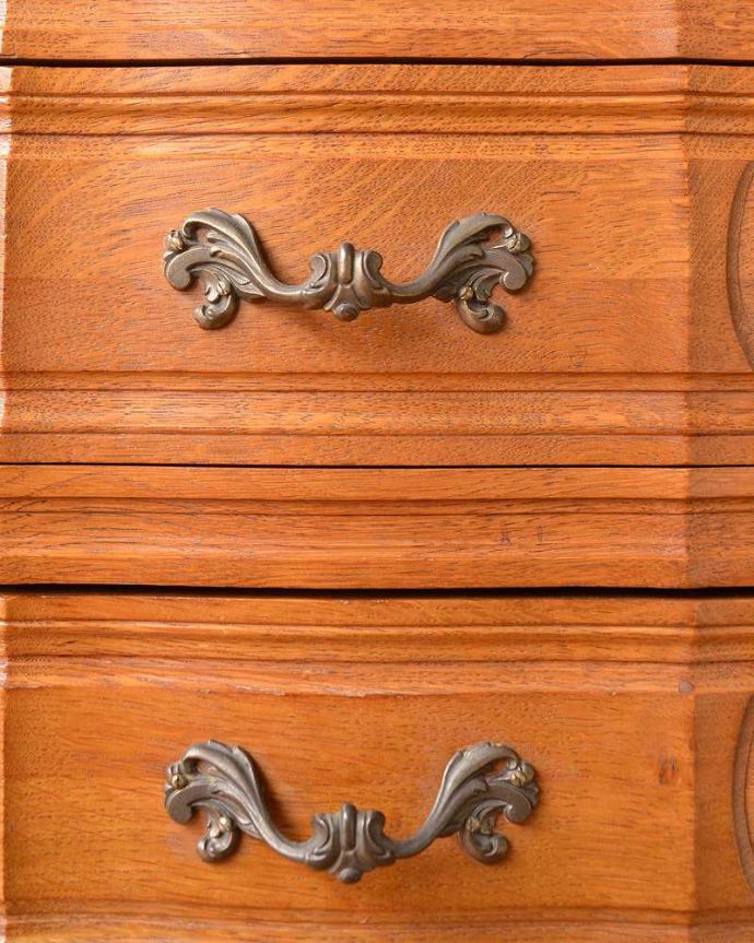 アンティークのチェスト　アンティーク家具　フランスのエレガントなアンティーク家具、気軽に使える小ぶりな3段チェスト。開ける度にワクワクする取っ手優雅なデザインの取っ手。(j-2115-f)