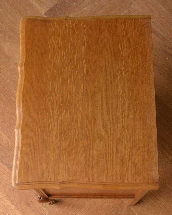 アンティークのチェスト　アンティーク家具　フランスのエレガントなアンティーク家具、気軽に使える小ぶりな3段チェスト。何を置いて楽しもうかな・・・天板も修復する際、塗装もキレイに仕上げたので、いろんなものを乗せて楽しんで下さい。(j-2115-f)