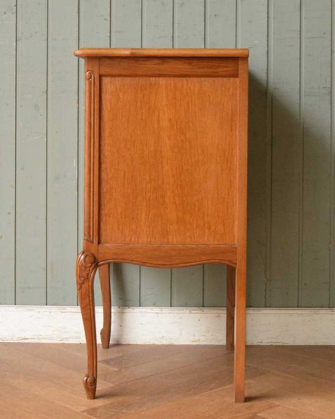 アンティークのチェスト　アンティーク家具　フランスのエレガントなアンティーク家具、気軽に使える小ぶりな3段チェスト。横から見てもステキもちろん、横顔からもフランスらしい美しさが漂っています。(j-2115-f)