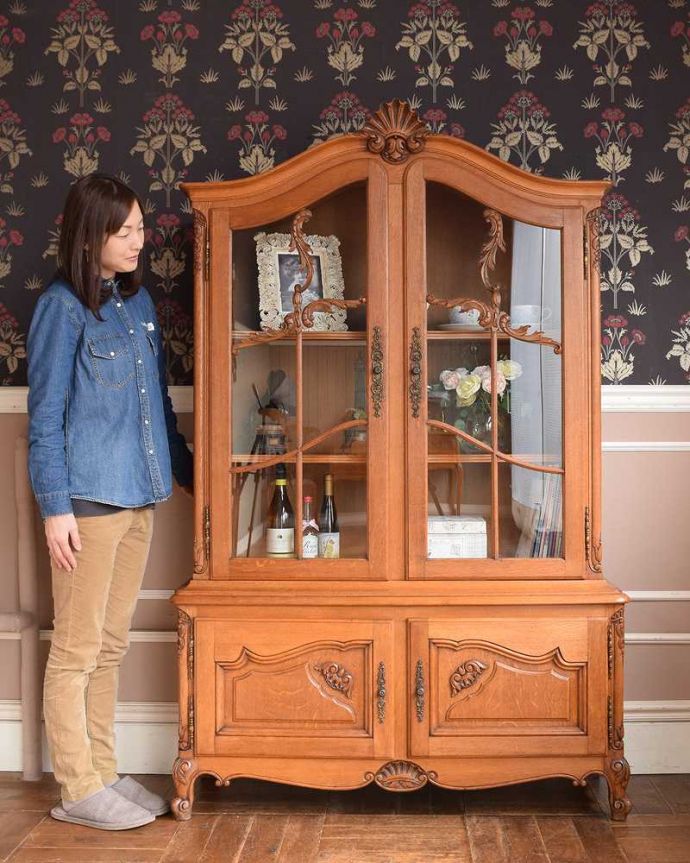 アンティークのキャビネット　アンティーク家具　ゴージャスな彫りがエレガント、フランス輸入のアンティークガラスキャビネット（食器棚） 。置いた瞬間、フランスらしい優雅さフランスらしい彫が美しい大きなサイズのキャビネット。(j-2116-f)