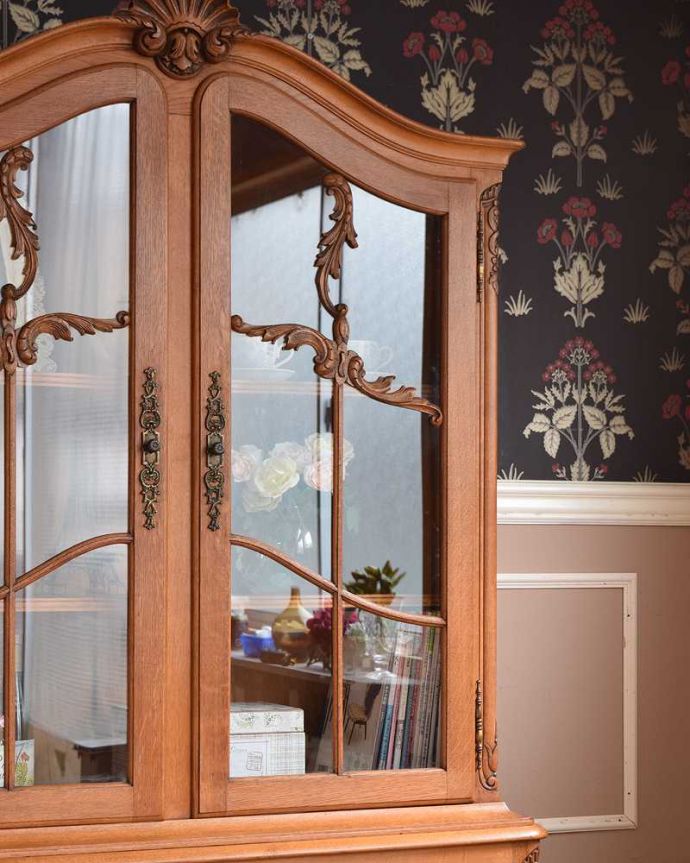 アンティークのキャビネット　アンティーク家具　ゴージャスな彫りがエレガント、フランス輸入のアンティークガラスキャビネット（食器棚） 。ガラス扉からのぞいてみると･･･曲線で描かれたガラス面のデザインも女性らしく優雅。(j-2116-f)