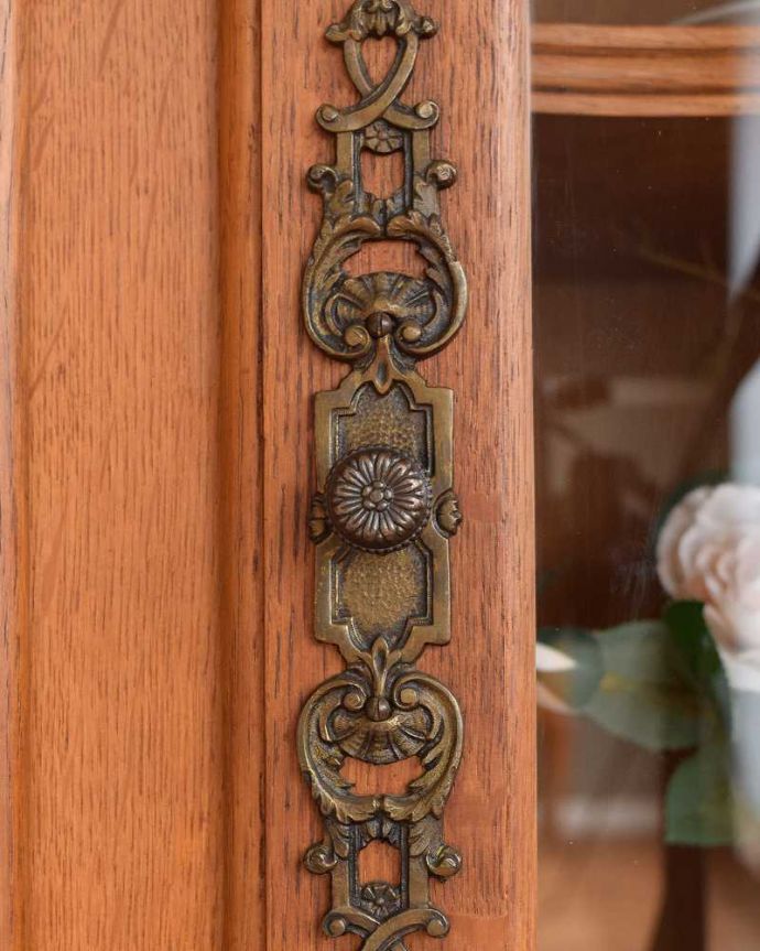 アンティークのキャビネット　アンティーク家具　ゴージャスな彫りがエレガント、フランス輸入のアンティークガラスキャビネット（食器棚） 。取っ手にもフランスらしさ芸術的に美しいの取っ手。(j-2116-f)