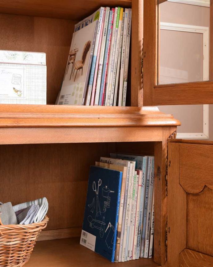 アンティークのキャビネット　アンティーク家具　ゴージャスな彫りがエレガント、フランス輸入のアンティークガラスキャビネット（食器棚） 。扉の中は収納たっぷりA4サイズの雑誌までしっかり収納出来ちゃう大きさ。(j-2116-f)