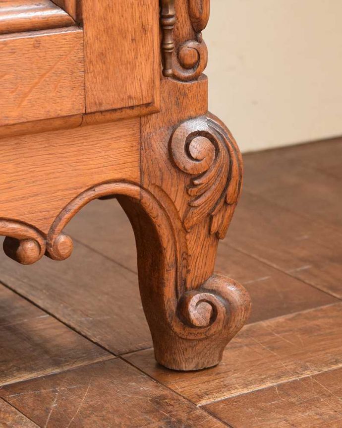 アンティークのキャビネット　アンティーク家具　ゴージャスな彫りがエレガント、フランス輸入のアンティークガラスキャビネット（食器棚） 。女性1人でラクラク運べちゃう仕掛けHandleのアンティークは、脚の裏にフェルトキーパーをお付けしています。(j-2116-f)