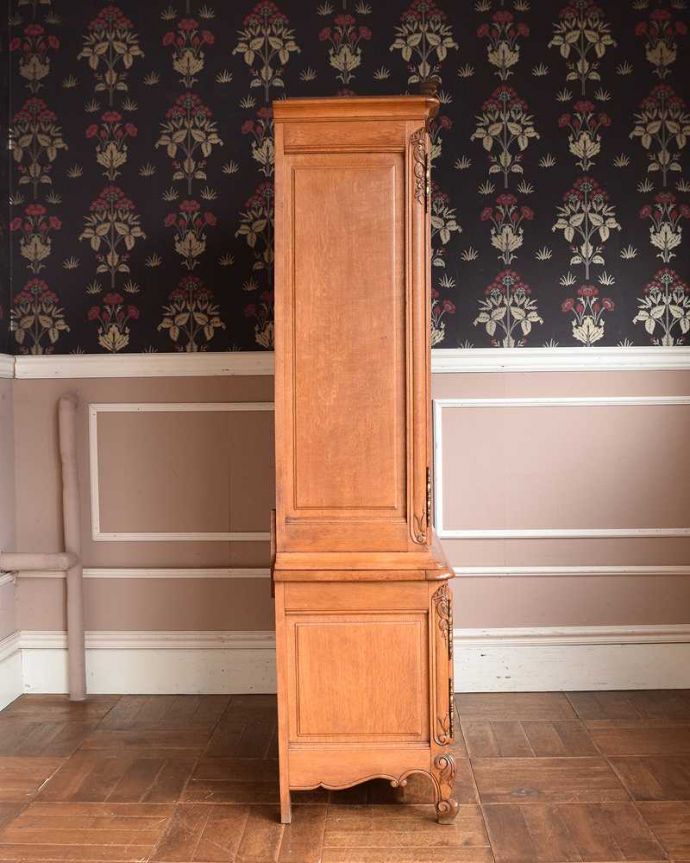 アンティークのキャビネット　アンティーク家具　ゴージャスな彫りがエレガント、フランス輸入のアンティークガラスキャビネット（食器棚） 。横顔だって色っぽい180度どの角度から見ても完璧なフランスのキャビネット。(j-2116-f)