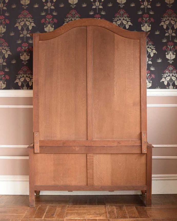 アンティークのキャビネット　アンティーク家具　ゴージャスな彫りがエレガント、フランス輸入のアンティークガラスキャビネット（食器棚） 。もちろん後ろ姿もアンティークは新品ではないので経年変化によるキズはありますが、専門の職人がキレイにお直しをしているので、後ろ姿もキレイなんです。(j-2116-f)