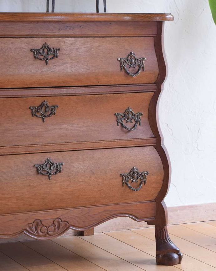 アンティークのチェスト　アンティーク家具　フランススタイルのアンティーク家具、オーク材の３段チェスト（コモード）。「見せる収納」だから、置く場所を選びません！チェストと言ってもデザインがステキだから、収納だけじゃなくて見ても楽しめる具なんです。(j-2117-f)