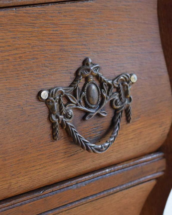 アンティークのチェスト　アンティーク家具　フランススタイルのアンティーク家具、オーク材の３段チェスト（コモード）。開ける度にワクワクする取っ手フランスらしい優雅なデザインは取っ手にも。(j-2117-f)