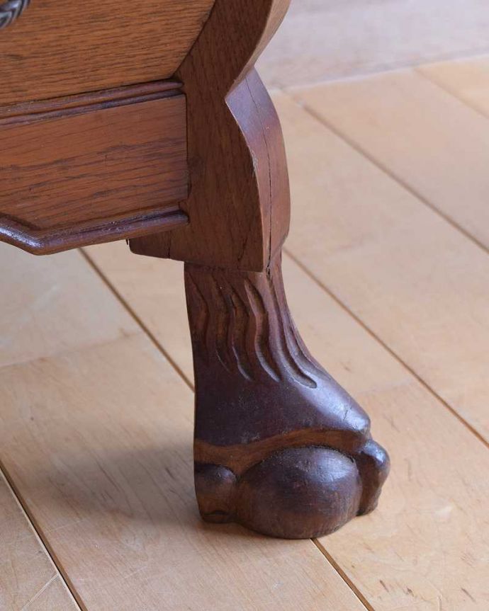 アンティークのチェスト　アンティーク家具　フランススタイルのアンティーク家具、オーク材の３段チェスト（コモード）。女性1人でラクラク運べちゃう仕掛けHandleのアンティークは、脚の裏にフェルトキーパーをお付けしています。(j-2117-f)