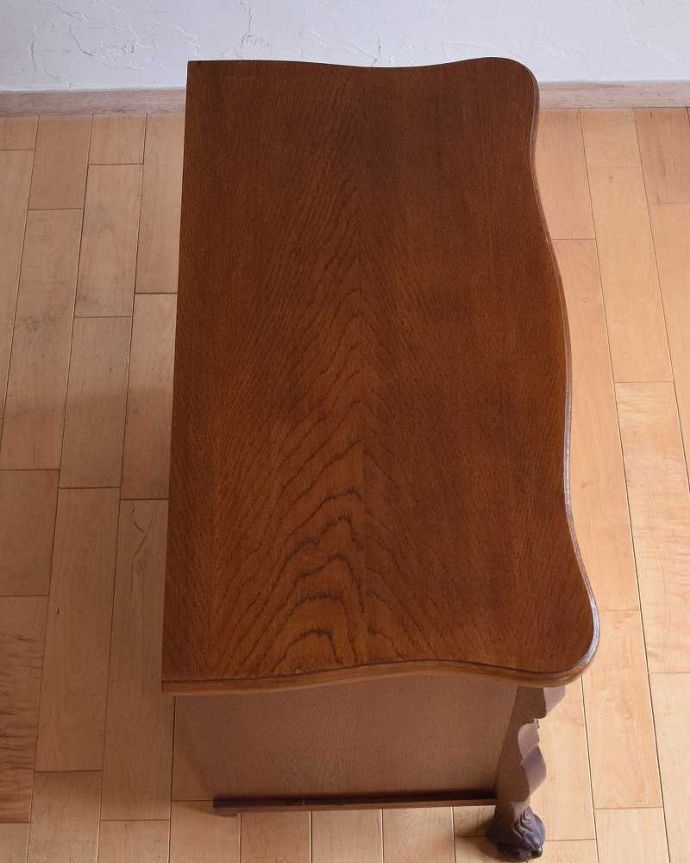 アンティークのチェスト　アンティーク家具　フランススタイルのアンティーク家具、オーク材の３段チェスト（コモード）。何を置こうかな･･･？上から見ると、天板はこんな感じで塗装もキレイに仕上げました。(j-2117-f)