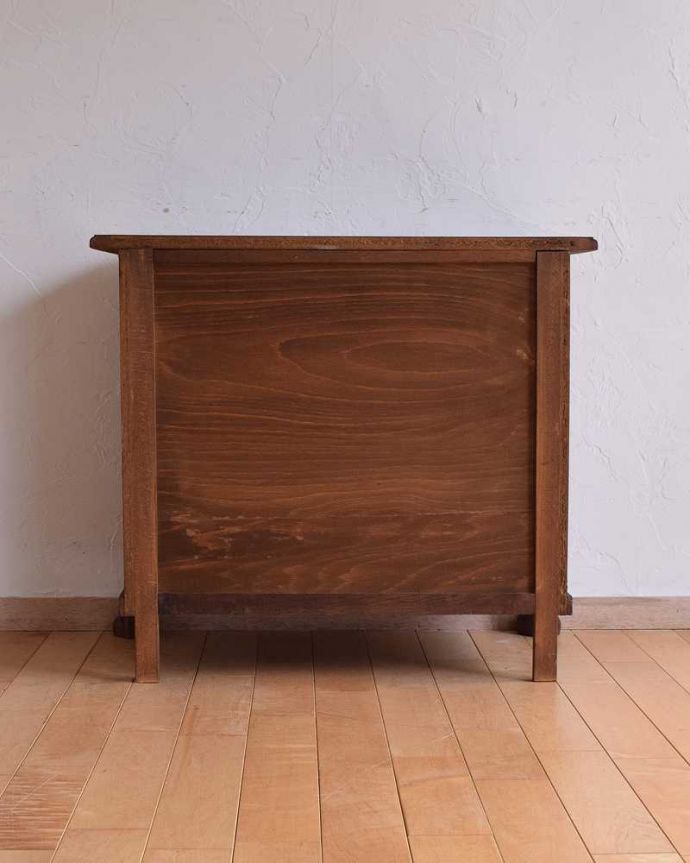 アンティークのチェスト　アンティーク家具　フランススタイルのアンティーク家具、オーク材の３段チェスト（コモード）。修復したので後姿もキレイですアンティークは新品ではないので、もちろん経年変化によるキズはありますが、専門の職人がキレイに修復したので、後ろ姿もキレイです。(j-2117-f)