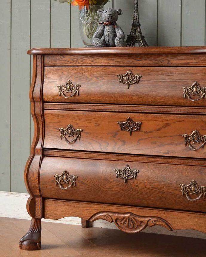 アンティークのチェスト　アンティーク家具　フレンチスタイルの優雅なアンティーク家具、曲線が魅力のチェスト(コモード)。「見せる収納」だから、置く場所を選びません！チェストと言ってもデザインがステキだから、収納だけじゃなくて見ても楽しめる具なんです。(j-2119-f)