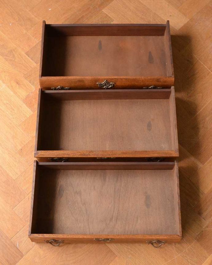 アンティークのチェスト　アンティーク家具　フレンチスタイルの優雅なアンティーク家具、曲線が魅力のチェスト(コモード)。キレイに修復したので、何を入れてもOKです。(j-2119-f)