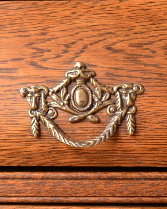 アンティークのチェスト　アンティーク家具　フレンチスタイルの優雅なアンティーク家具、曲線が魅力のチェスト(コモード)。開ける度にワクワクする取っ手フランスらしい優雅なデザインは取っ手にも。(j-2119-f)
