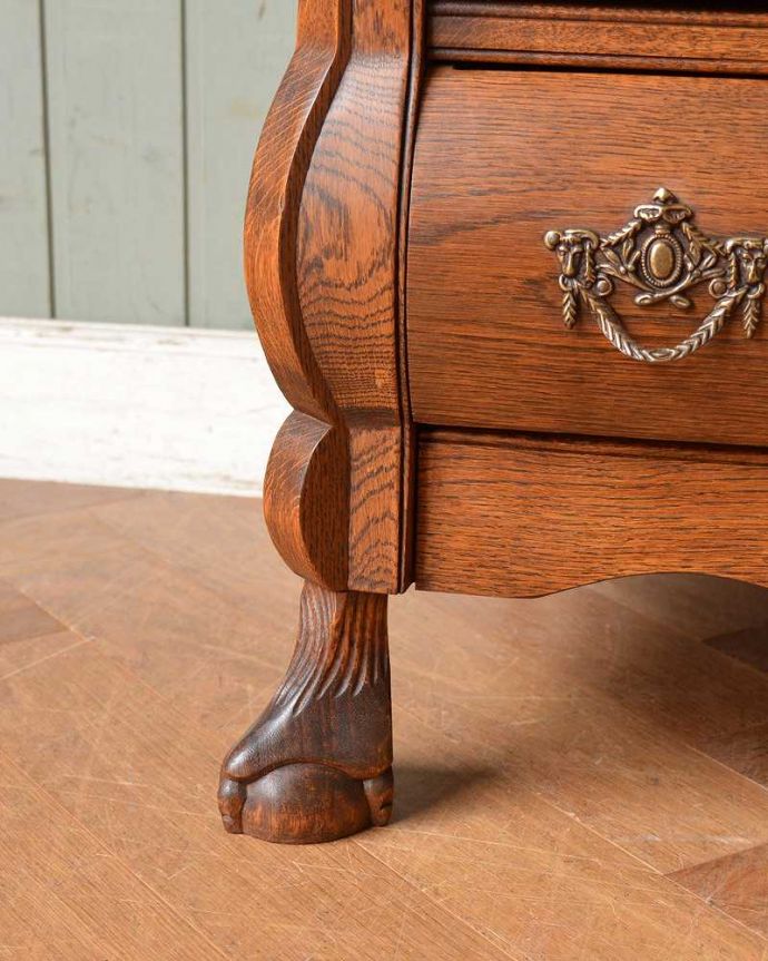 アンティークのチェスト　アンティーク家具　フレンチスタイルの優雅なアンティーク家具、曲線が魅力のチェスト(コモード)。女性1人でラクラク運べちゃう仕掛けHandleのアンティークは、脚の裏にフェルトキーパーをお付けしています。(j-2119-f)