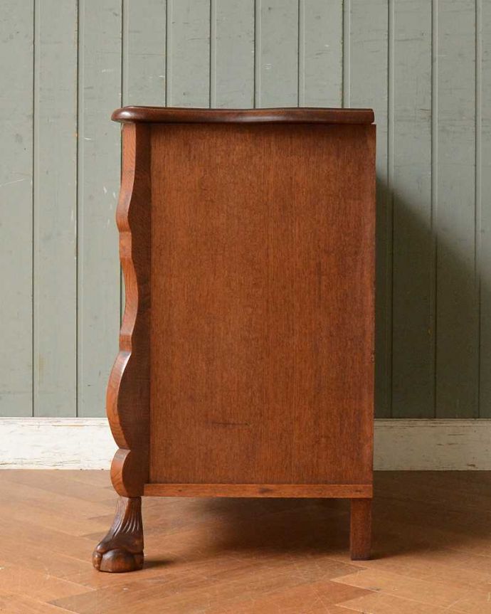 アンティークのチェスト　アンティーク家具　フレンチスタイルの優雅なアンティーク家具、曲線が魅力のチェスト(コモード)。横から見てもステキ横から見るとこんな感じ。(j-2119-f)