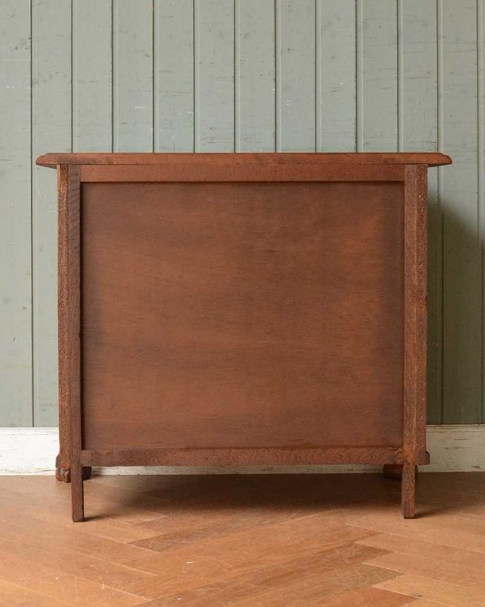 アンティークのチェスト　アンティーク家具　フレンチスタイルの優雅なアンティーク家具、曲線が魅力のチェスト(コモード)。修復したので後姿もキレイですアンティークは新品ではないので、もちろん経年変化によるキズはありますが、専門の職人がキレイに修復したので、後ろ姿もキレイです。(j-2119-f)