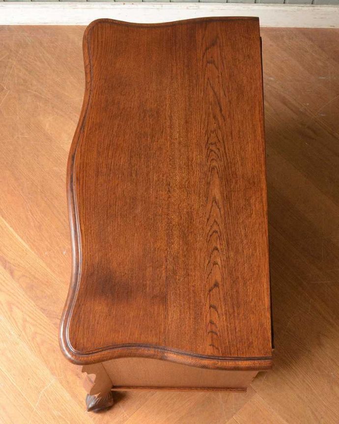 アンティークのチェスト　アンティーク家具　フレンチスタイルの優雅なアンティーク家具、曲線が魅力のチェスト(コモード)。何を置こうかな･･･？上から見ると、天板はこんな感じで塗装もキレイに仕上げました。(j-2119-f)