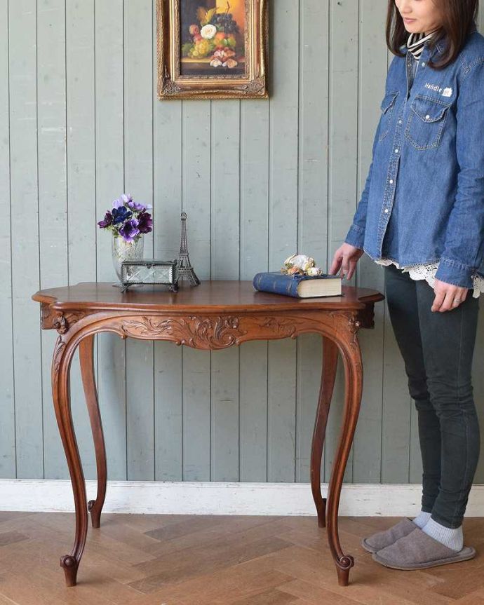 アンティークのテーブル　アンティーク家具　うっとりする美しい脚線美のアンティーク、フランスらしい優雅なティーテーブル。どんな場所でも便利に使える小さなテーブルそもそも「オケージョナル」とは「便利に使える」と言う意味。(j-2120-f)