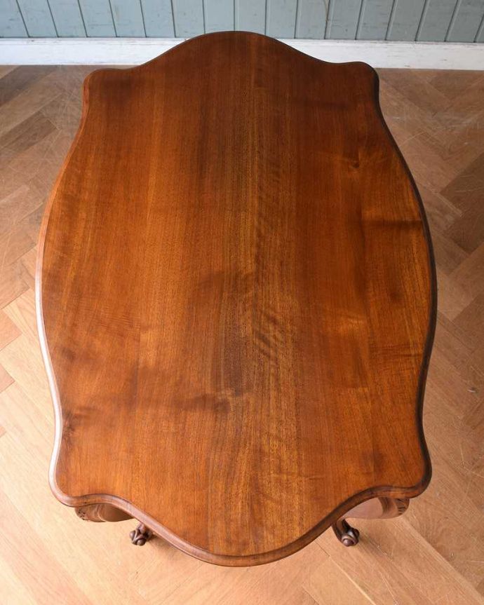 アンティークのテーブル　アンティーク家具　うっとりする美しい脚線美のアンティーク、フランスらしい優雅なティーテーブル。天板の形を見てみると･･･テーブルの形を上から見ると、こんな感じです。(j-2120-f)