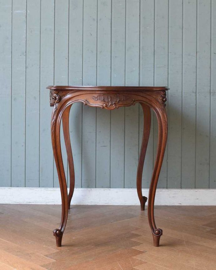 アンティークのテーブル　アンティーク家具　うっとりする美しい脚線美のアンティーク、フランスらしい優雅なティーテーブル。こちら側も、もちろんキレイです！アンティークは新品ではないので、もちろん経年変化によるキズはありますが、専門の職人がキレイにお直しをしているので、どの角度から見てもキレイです。(j-2120-f)